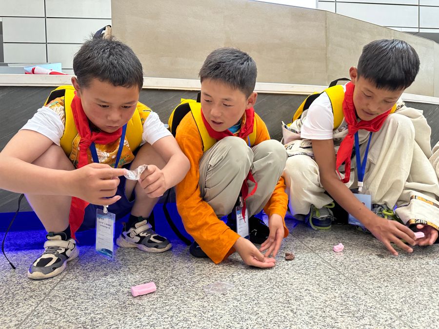 “三峽娃娃”認真地制作“美食”。黃欣拍攝 “三峽娃娃”認真地制作“美食”。黃欣拍攝